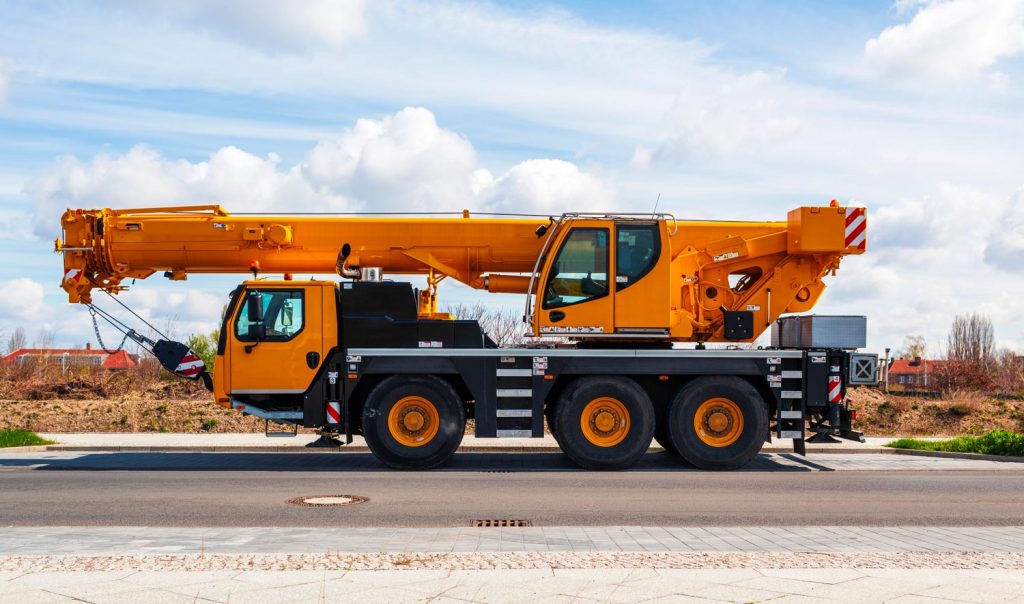 Image of a crane truck illustrating this heavy vehicle moving and delivery service from Transteck Canada.