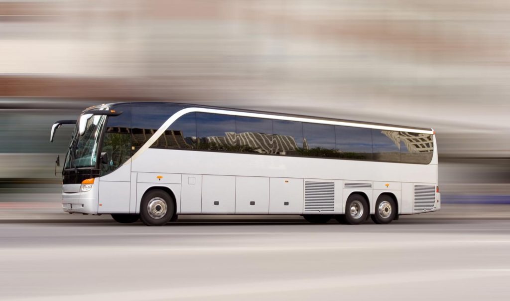 Image d'un bus autocar illustrant le service de déplacement et livraison de véhicules de Transteck Canada.
