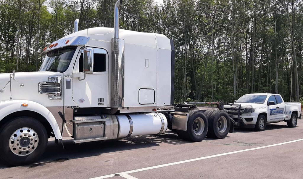 Image d'un camion tracteur illustrant ce service de déplacement et livraison de véhicules de Transteck Canada.
