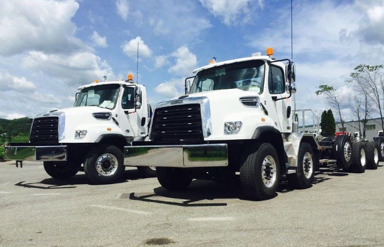 Image de véhicules lourds blanc illustrant le service de déplacement et livraison de véhicules lourds de Transteck Canada.